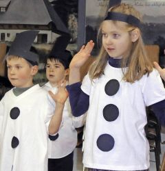 Weihnachtsfeier der Grundschule Berau: Die Erst- und Zweitklässler zeigten einen Schneemann-Tanz. Foto: Weeber